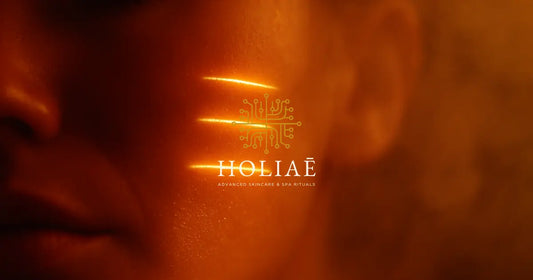 Gros plan artistique sur une peau illuminée par des lignes dorées, évoquant le temps qui passe et les effets de la lumière LED sur la régénération cellulaire.