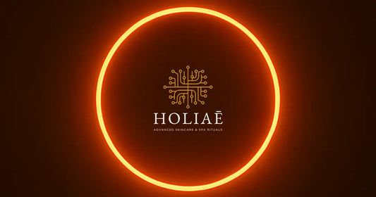 Cercle lumineux rouge orangé flottant dans une pièce sombre, évoquant une horloge minimaliste et la précision d’un rituel LED quotidien.
