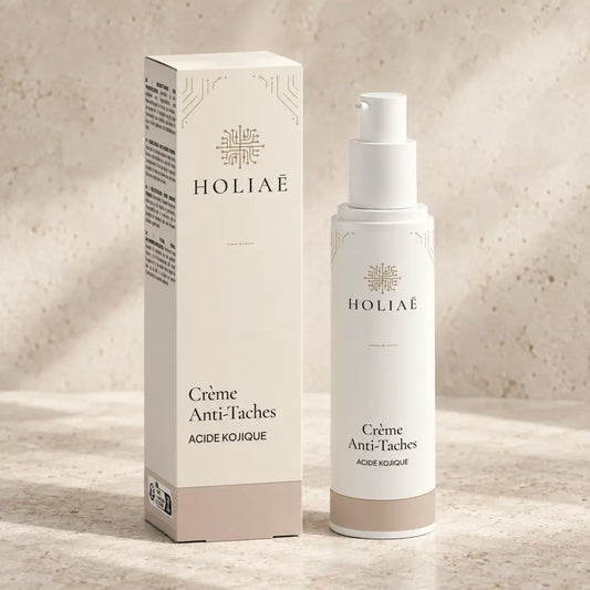 Crème Anti-Taches à l’Acide Kojique HOLIAĒ avec pot et étui sur fond ivoire