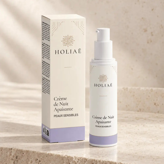 Crème de Nuit Apaisante Peaux Sensibles HOLIAĒ avec pot et étui sur fond ivoire