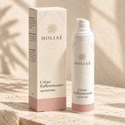 Crème Raffermissante aux Peptides HOLIAĒ avec pot et étui sur fond ivoire