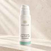 Gel Nettoyant Visage Peaux Sensibles Huile-Lait HOLIAĒ présenté en packshot premium sur fond ivoire