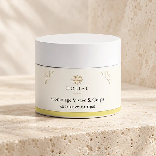Gommage Visage & Corps au Sable Volcanique HOLIAĒ présenté en packshot premium sur fond ivoire