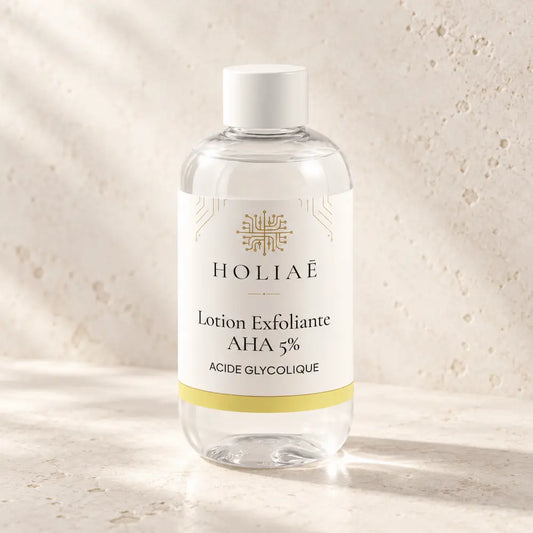 Lotion Exfoliante à l’Acide Glycolique AHA 5 % HOLIAĒ présentée en packshot premium sur fond ivoire