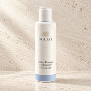 Lotion Tonique Hydratante à l’Eau de Rose HOLIAĒ présentée en packshot premium sur fond ivoire