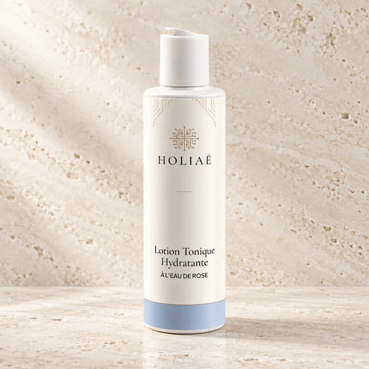 Lotion Tonique Hydratante à l’Eau de Rose HOLIAĒ présentée en packshot premium sur fond ivoire