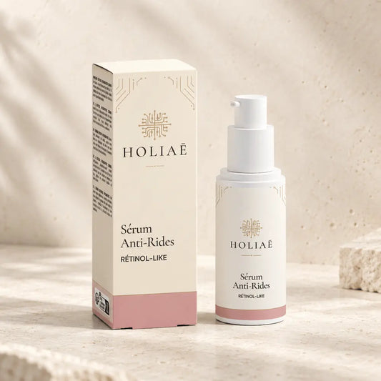 Sérum Lissant Anti-Rides Rétinol-Like HOLIAĒ avec flacon et étui sur fond ivoire