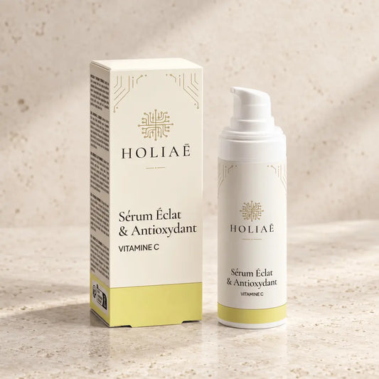 Sérum Vitamine C Éclat & Antioxydant HOLIAĒ avec flacon et étui sur fond ivoire