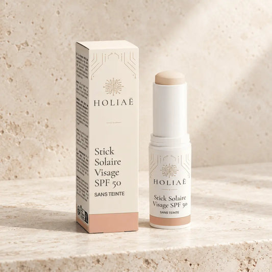 Stick Solaire Visage SPF50 Sans Teinte HOLIAĒ avec étui sur fond ivoire