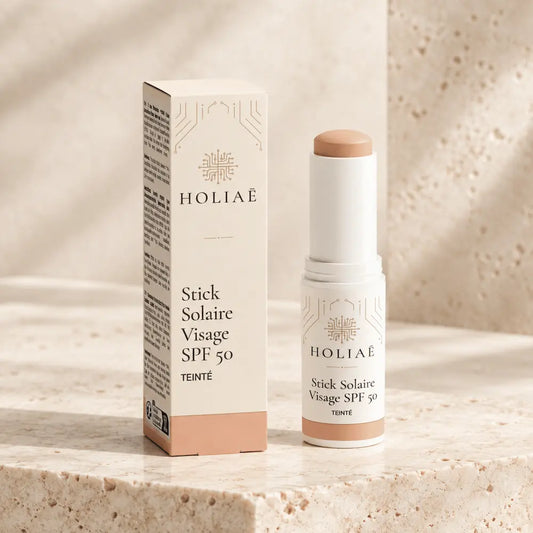 Stick Solaire Visage SPF50 Teinté HOLIAĒ avec étui sur fond ivoire