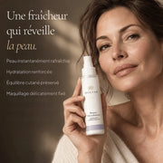 Femme avec la Brume Visage Microbiome HOLIAĒ pour hydratation, fraîcheur et équilibre cutané