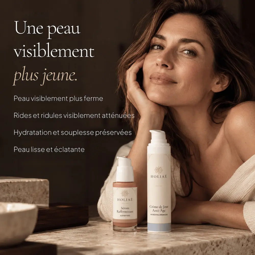 Femme avec les soins du Coffret Anti-Âge Essentiels HOLIAĒ pour rides, fermeté, hydratation et éclat