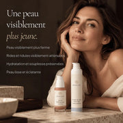 Femme avec les soins du Coffret Anti-Âge Essentiels HOLIAĒ pour rides, fermeté, hydratation et éclat