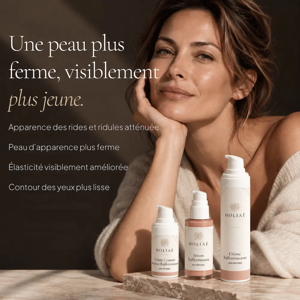 Femme avec les soins aux peptides HOLIAĒ pour rides, ridules et fermeté du visage et du regard