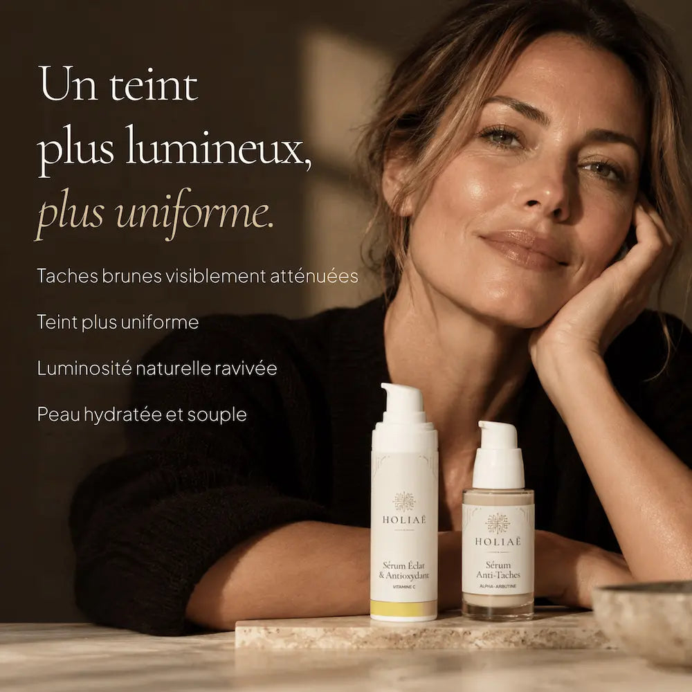 Femme avec les soins du Coffret Anti-Taches Essentiels HOLIAĒ pour taches brunes, teint uniforme et éclat