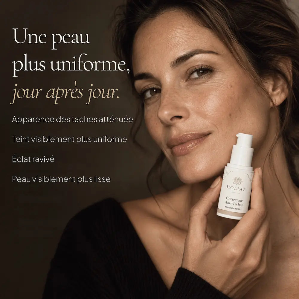 Femme avec le Correcteur Anti-Taches à l’Acide Kojique 1 % HOLIAĒ pour cibler les taches brunes localisées