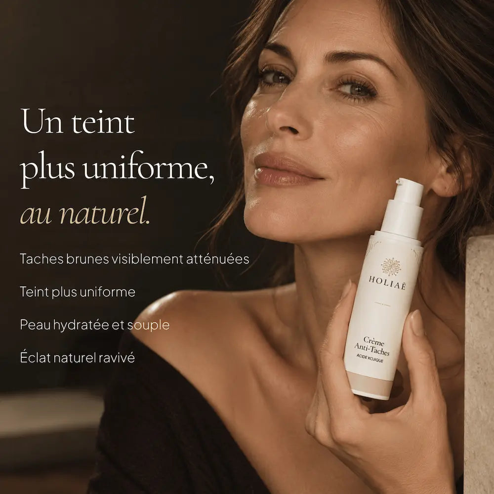 Femme avec la Crème Anti-Taches à l’Acide Kojique HOLIAĒ pour taches brunes, uniformité du teint et hydratation