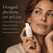 Femme avec la Crème Contour des Yeux aux Peptides HOLIAĒ pour ridules, pattes d’oie, hydratation et fermeté du regard