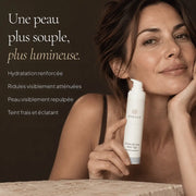 Femme avec la Crème de Jour Anti-Âge à l’Acide Hyaluronique HOLIAĒ pour hydratation, ridules, souplesse et éclat