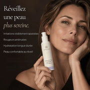 Femme avec la Crème de Nuit Apaisante HOLIAĒ pour hydratation, rougeurs et inconfort des peaux sensibles