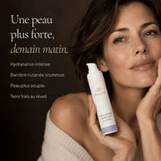 Femme avec la Crème de Nuit Visage aux Céramides HOLIAĒ pour hydratation, nutrition et soutien de la barrière cutanée