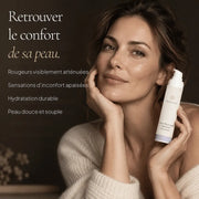 Femme avec la Crème Hydratante Apaisante HOLIAĒ pour hydratation, inconfort et rougeurs des peaux sensibles