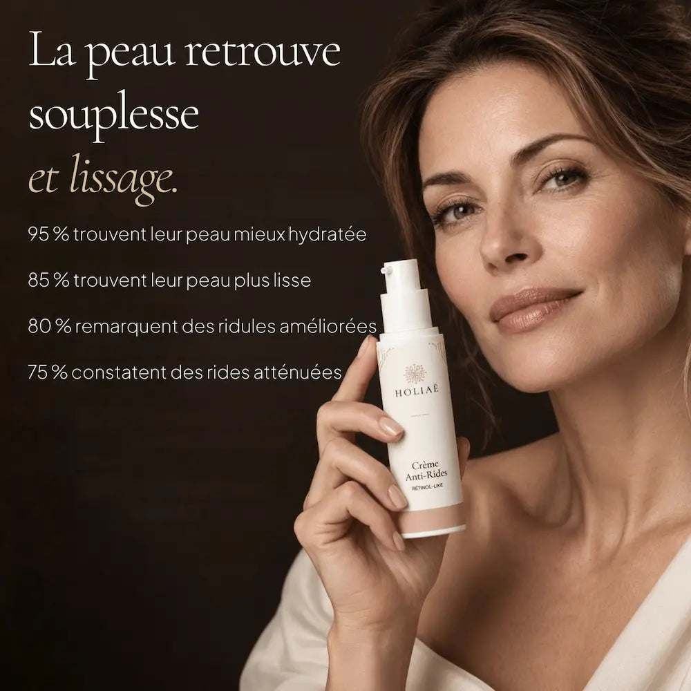 Femme avec la Crème Lissante Anti-Rides Rétinol-Like HOLIAĒ pour rides, ridules, hydratation et peau plus lisse