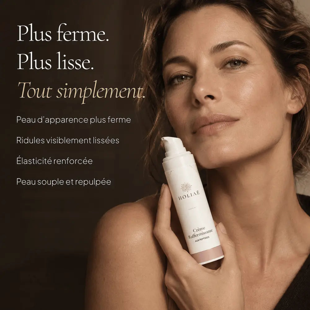 Femme avec la Crème Raffermissante aux Peptides HOLIAĒ pour fermeté, rides, ridules et hydratation