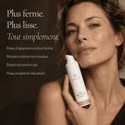 Femme avec la Crème Raffermissante aux Peptides HOLIAĒ pour fermeté, rides, ridules et hydratation