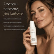 Femme avec l’Exfoliant Anti-Taches à l’Acide Kojique HOLIAĒ pour grain de peau, éclat et taches pigmentaires
