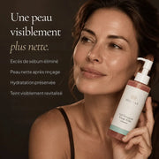 Femme avec le Gel Nettoyant Visage Hydratant & Éclat HOLIAĒ pour nettoyer, rafraîchir et préserver le confort de la peau