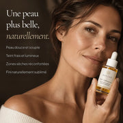 Femme avec l’Huile Visage Hydratante & Sublimatrice HOLIAĒ pour douceur, souplesse et éclat