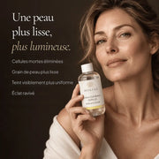 Femme avec la Lotion Exfoliante AHA 5 % HOLIAĒ pour grain de peau, éclat et teint plus uniforme
