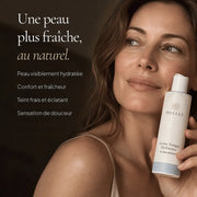 Femme avec la Lotion Tonique Hydratante à l’Eau de Rose HOLIAĒ pour fraîcheur, hydratation et confort de la peau