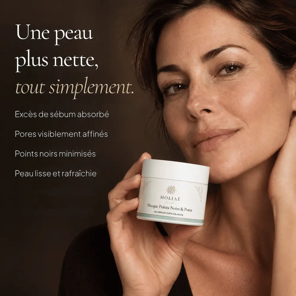 Femme avec le Masque Visage aux Argiles HOLIAĒ pour excès de sébum, pores visibles et points noirs