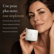 Femme avec le Masque Visage aux Argiles HOLIAĒ pour excès de sébum, pores visibles et points noirs