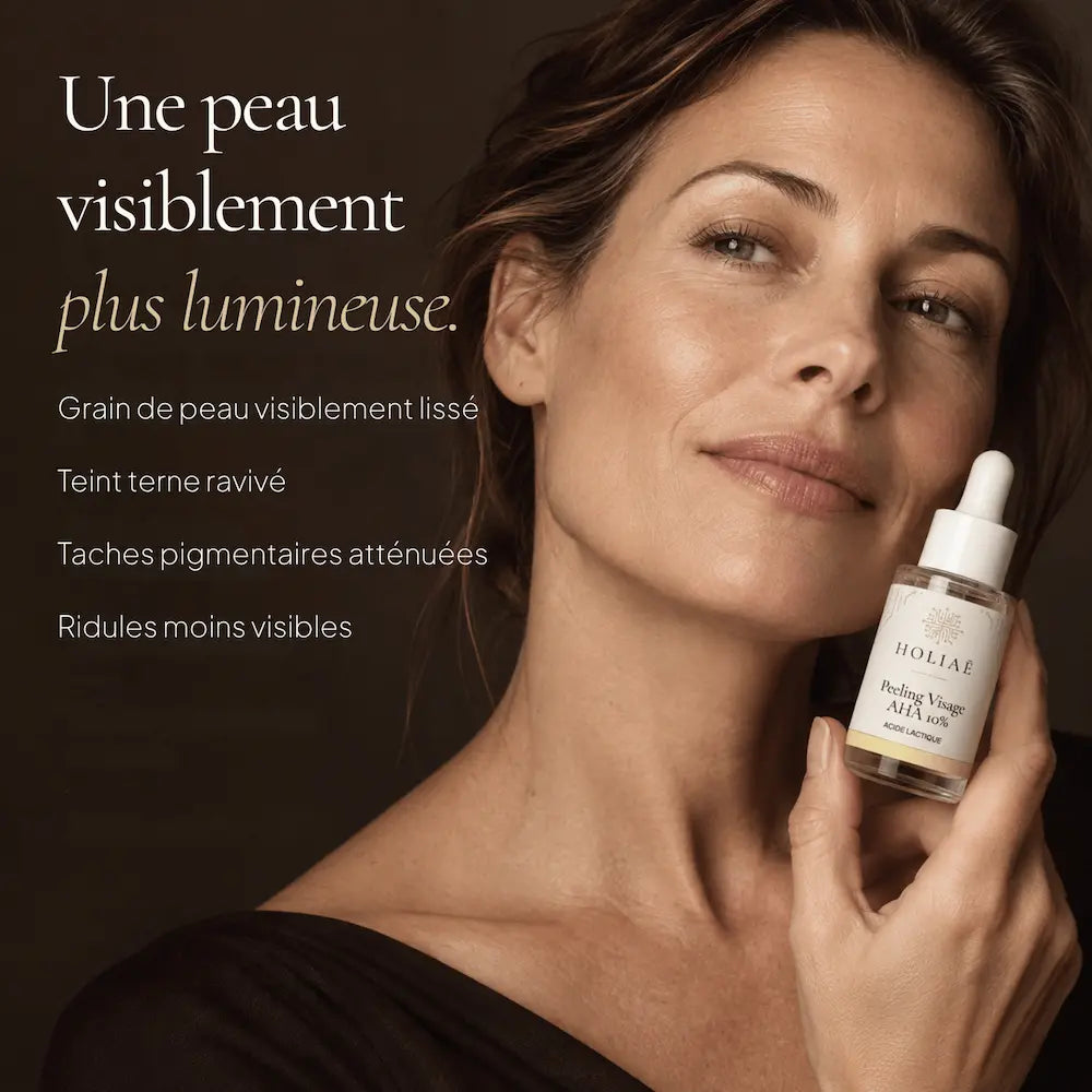 Femme avec le Peeling Visage AHA 10% HOLIAĒ pour grain de peau, éclat, taches pigmentaires et ridules