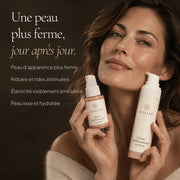 Femme avec la routine Anti-Âge aux Peptides HOLIAĒ pour rides, ridules, fermeté et élasticité