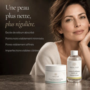 Femme avec la routine Anti-Imperfections HOLIAĒ pour pores visibles, points noirs, sébum et grain irrégulier