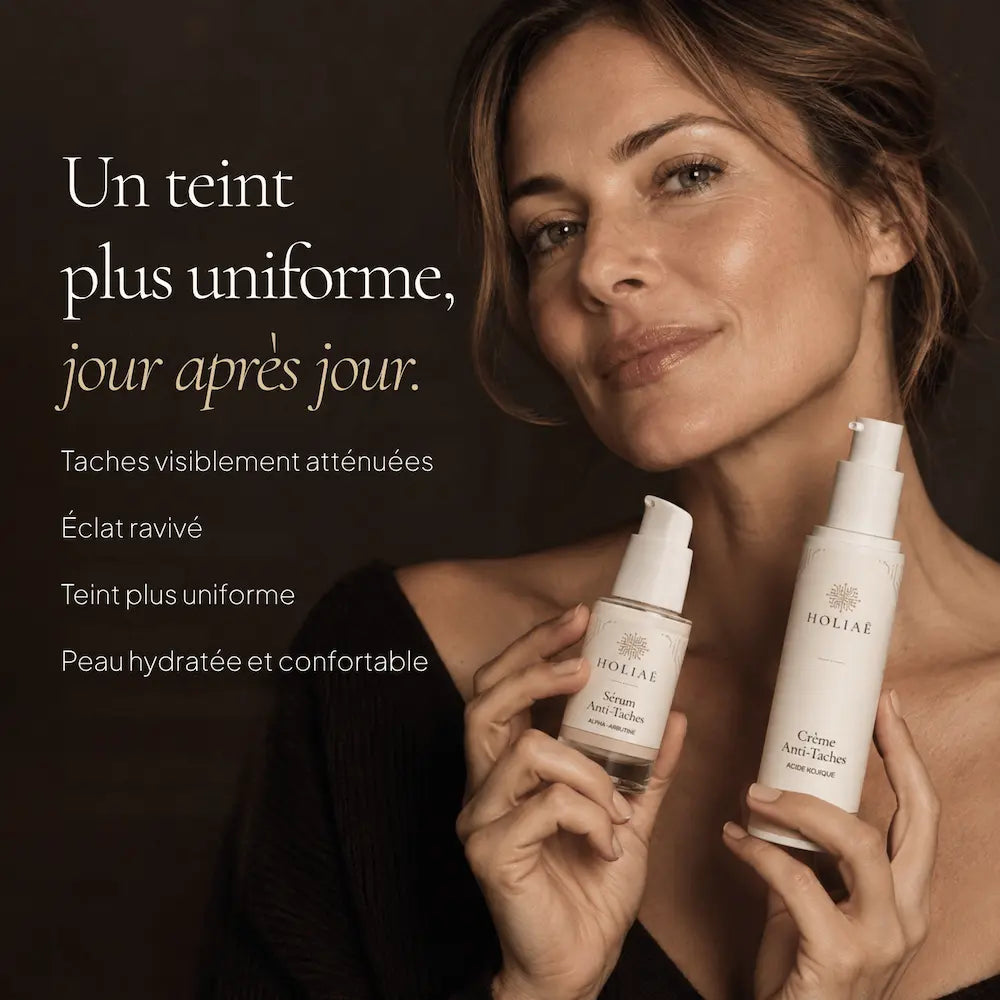Femme avec la routine Anti-Taches Brunes HOLIAĒ pour taches pigmentaires, uniformité du teint et éclat
