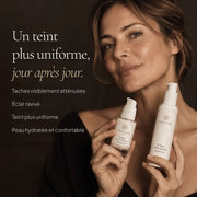 Femme avec la routine Anti-Taches Brunes HOLIAĒ pour taches pigmentaires, uniformité du teint et éclat