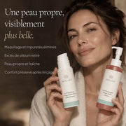 Femme avec la routine Double Nettoyage HOLIAĒ pour démaquiller, nettoyer et préserver le confort de la peau