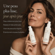 Femme avec la routine Rétinol-Like HOLIAĒ pour rides, ridules et grain de peau plus régulier