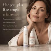 Femme avec la routine Peau Mature HOLIAĒ pour hydratation, éclat, confort et apparence des ridules