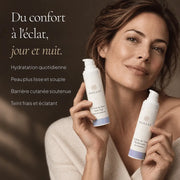 Femme avec la routine Matin et Soir HOLIAĒ pour hydratation, souplesse et soutien de la barrière cutanée