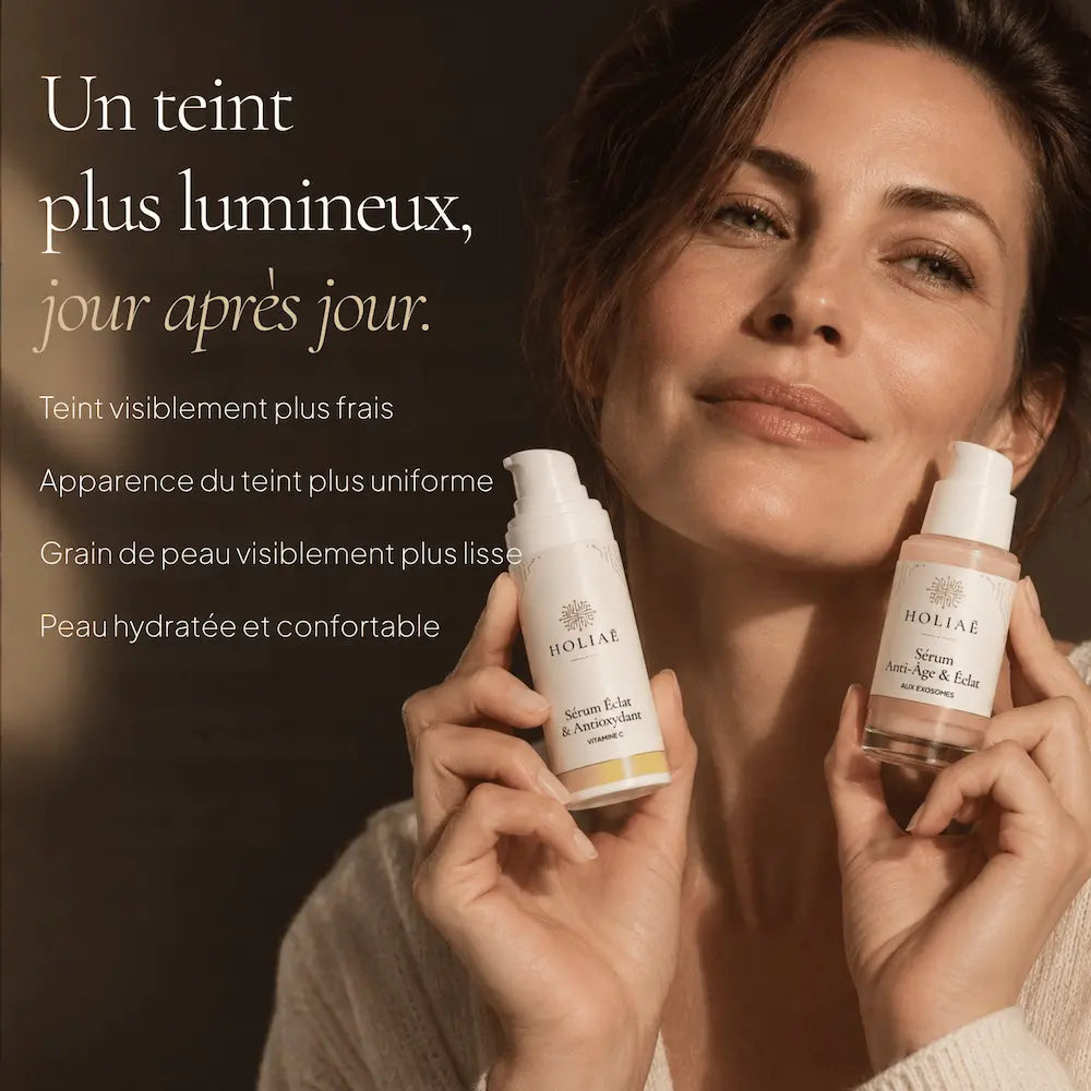 Femme avec la routine Teint Lumineux HOLIAĒ pour éclat, uniformité visible, lissage et hydratation
