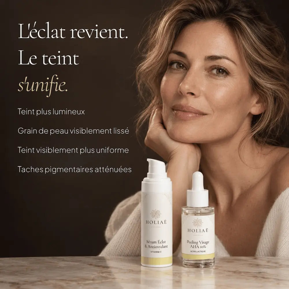 Femme avec la routine Vitamine C et Éclat HOLIAĒ pour luminosité, grain de peau et uniformité du teint
