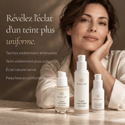 Femme avec la routine Anti-Taches Intensive HOLIAĒ pour taches pigmentaires et teint plus uniforme