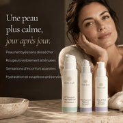 Femme avec la routine Peaux Sensibles HOLIAĒ pour nettoyer doucement, hydrater et apaiser la peau