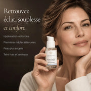 Femme avec le Sérum Acide Hyaluronique Double Hydratation HOLIAĒ pour hydratation, souplesse et premières ridules